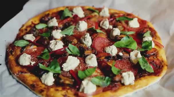 Додає Лист Базиліка Свіжоспеченій Домашній Вегетаріанській Піци Мідіями Тофу — стокове відео