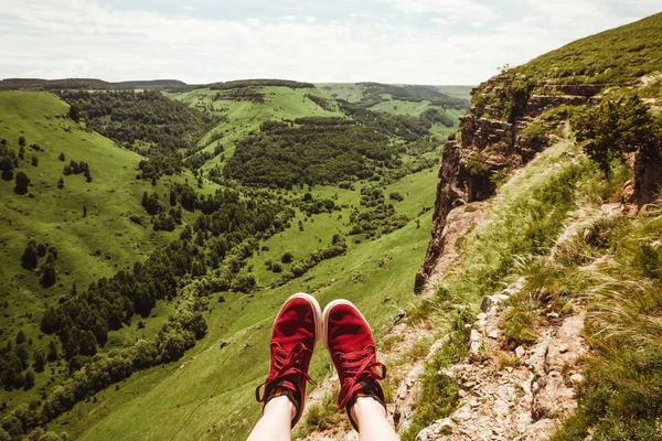 Ayaklar Selfie kırmızı hipster ayakkabı Gezgin uçurum dağlarda rahatlatıcı arka plan Lifestyle yürüyüş Seyahat konsepti yaz tatilleri açık görünüm dağlar