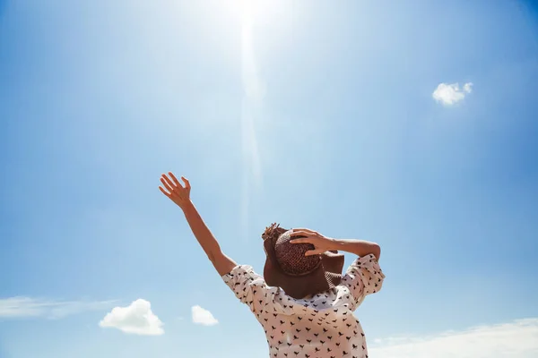 Mujer joven en sombrero disfrutando de la hora de verano levantado de manos Viajes Estilo de vida emociones felices vacaciones al aire libre cielo azul Sonrisa chica turista caminando día soleado — Foto de Stock