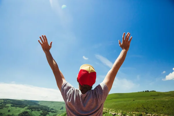 Joven con sombrero disfrutando de las montañas paisaje levantado manos Viajes Estilo de vida emociones felices concepto aventura al aire libre vacaciones activas en el Cáucaso paseo turístico — Foto de Stock