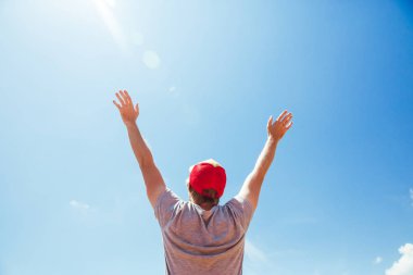 Şapka genç adam yaz saati zevk eller Seyahat Yaşam tarzı mutlu duygular açık tatil mavi gökyüzü turist güneşli bir gün yürüyüş kaldırdı