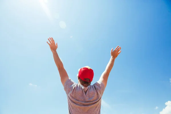 Joven con sombrero disfrutando de la hora de verano levantado de manos Viajes Estilo de vida emociones felices vacaciones al aire libre cielo azul turista caminando día soleado — Foto de Stock