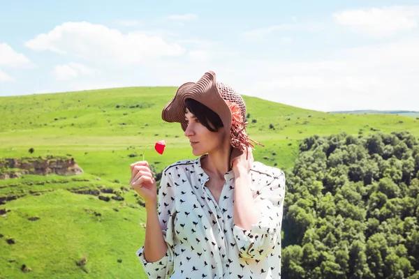 Dama w kapeluszu z góry krajobraz czerwony kwiat podróż podróż radość styl życia szczęśliwy turystyka uśmiech wypoczynek zewnątrz — Zdjęcie stockowe