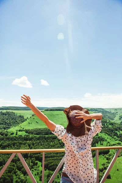 Mujer joven en sombrero disfrutando de las montañas paisaje levantado de manos Viajes Estilo de vida emociones felices concepto aventura al aire libre vacaciones activas en el Cáucaso chica caminata turística — Foto de Stock