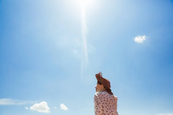 Mujer joven en sombrero disfrutando del tiempo de verano Viajes Estilo de vida emociones felices vacaciones al aire libre cielo azul Sonrisa chica turista caminando día soleado — Foto de Stock