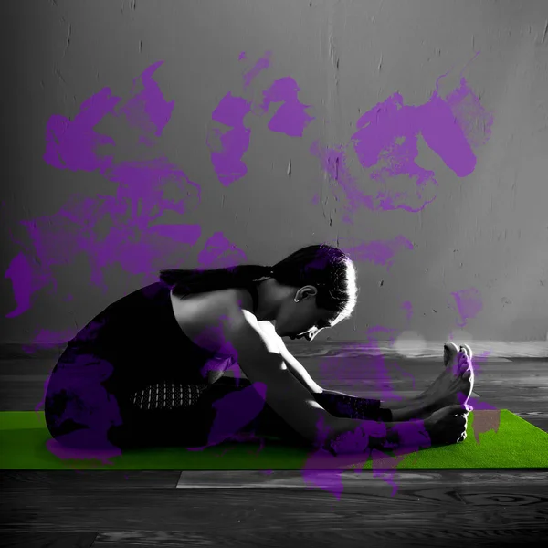 Black white photo of Young beautiful woman brunette in black clothes practice yoga in dark studio green mat Purple design element — Stock Photo, Image