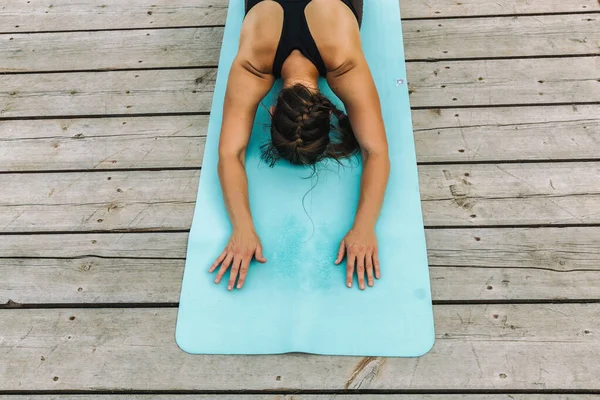 Yoga praktijk. Ontspan Houten vloer. Blauw tapijt voor sport. Buiten — Stockfoto
