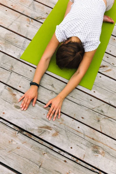 Yoga praktijk. Ontspan Houten vloer. Groen tapijt voor sport. Buiten — Stockfoto