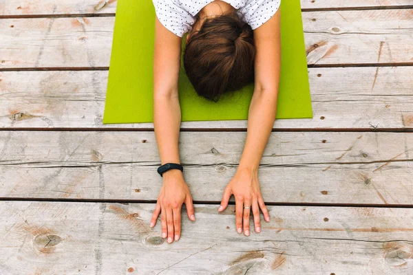 Yoga-Praxis. Holzboden entspannen. Grüner Teppich für den Sport. Außenbereich — Stockfoto