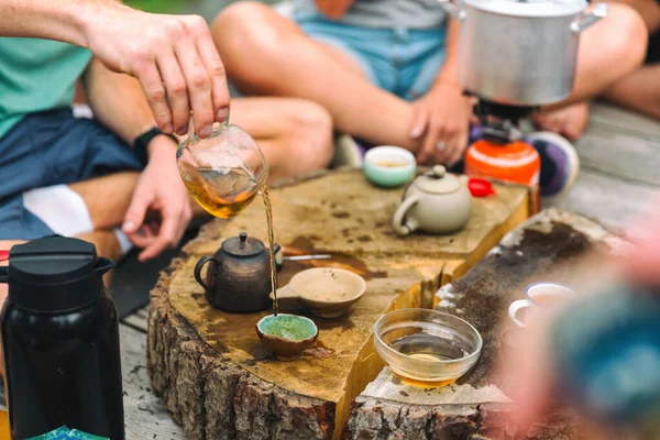 Tea ceremony. Lots of small cups. On an old stump. Health. On nature — Stock Photo, Image