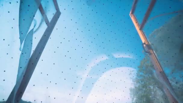 Вітрі Розвивається Завіса Відкрите Вікно Блакитне Небо Повільний Рух — стокове відео