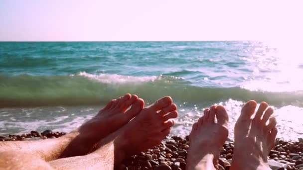 ハッピーカップルのダンス足を閉じます 夏休みのビーチで夏のコンセプトスローモーション — ストック動画