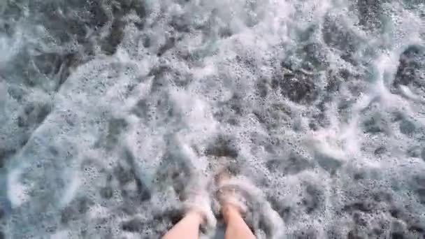 Dziewczyna Stoi Skalistej Plaży Fale Myją Stopy Plaży Wakacjach Letnich — Wideo stockowe