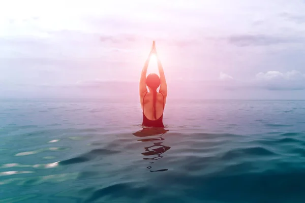 Ein Mädchen Schwarzen Badeanzug Praktiziert Yoga Meer Namaste — Stockfoto