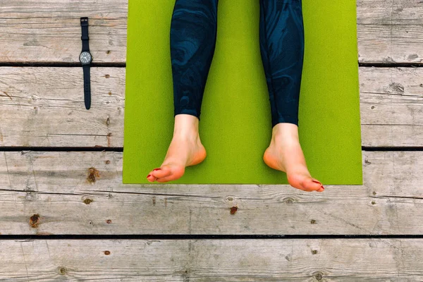 Yoga Praktijk Ontspan Houten Vloer Benen Groen Tapijt Voor Sport — Stockfoto