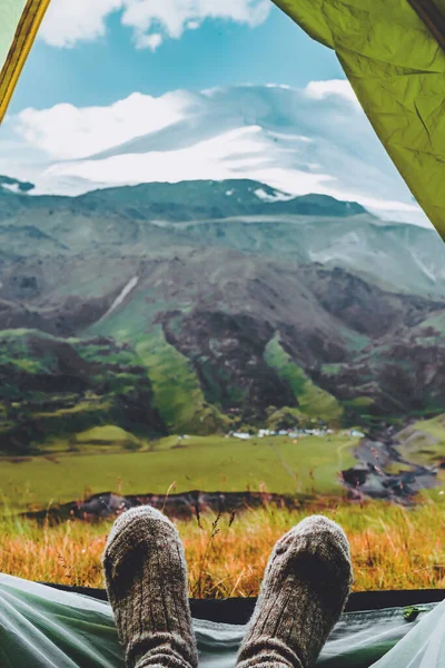 Beine Gestrickten Grauen Wollsocken Morgenblick Vom Zelt Auf Die Kaukasusberge — Stockfoto