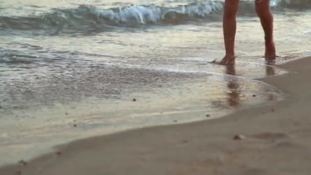 Matka Dziecko Spacerują Piaszczystej Plaży Spowolnione Ruchy Nogi Zamykają Się — Wideo stockowe