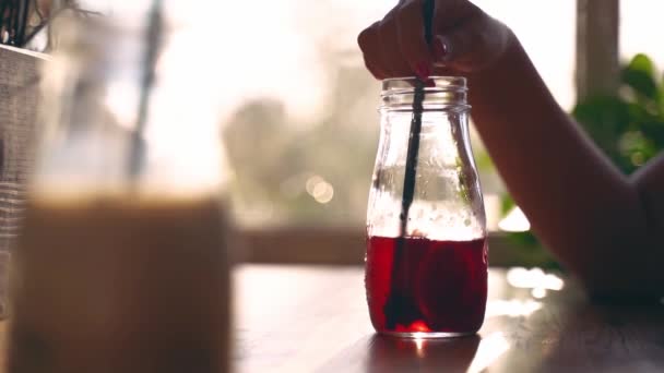 Vrouwelijke Hand Roeren Niet Alcoholisch Verfrissend Rood Fruit Koude Drank — Stockvideo