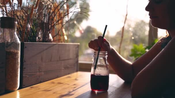Gyönyörű Barna Hajú Egy Hangulatos Kávézóban Iszik Egy Frissítő Piros — Stock videók