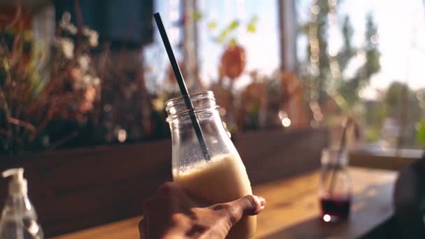 Una Chica Muestra Hermoso Vaso Café Frappe Frío Día Verano — Vídeos de Stock