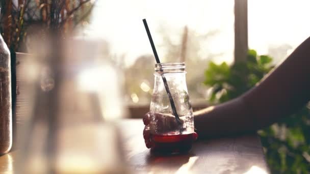 Egy Hangulatos Kávézóban Iszik Egy Frissítő Piros Gyümölcs Ital Egy — Stock videók