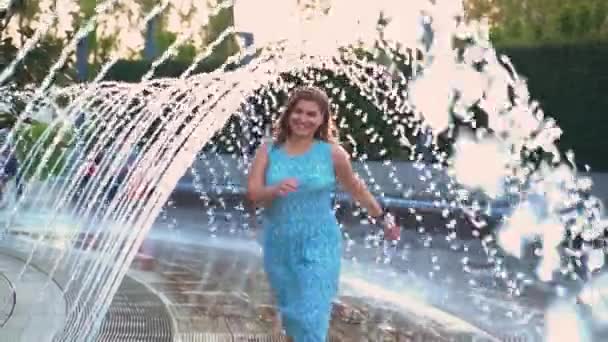 美丽的棕色头发女人兴高采烈地跑到喷泉下面笑着慢动作 — 图库视频影像