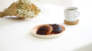 beyaz arka plan ile sağlıklı kurabiye ve kahve