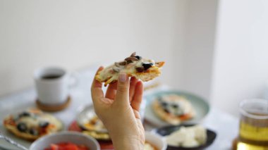 çok zengin bir sabah kahvaltısı. kadın kahvaltı yapma