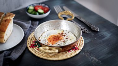 bakır tavada kızarmış yumurta