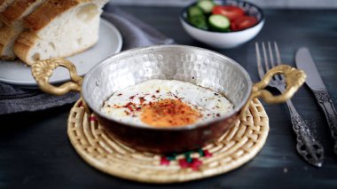 bakır tavada kızarmış yumurta