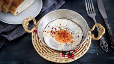 bakır tavada kızarmış yumurta