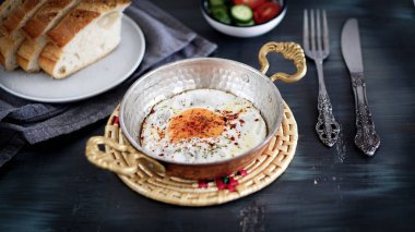 bakır tavada kızarmış yumurta