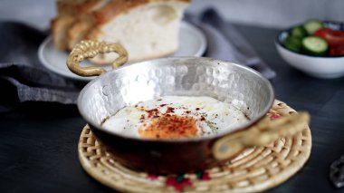 bakır tavada kızarmış yumurta
