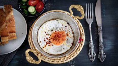 bakır tavada kızarmış yumurta