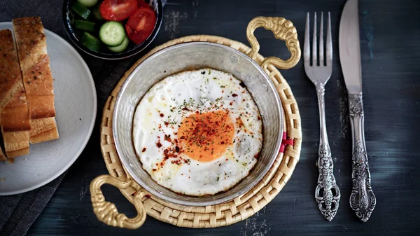 bakır tavada kızarmış yumurta