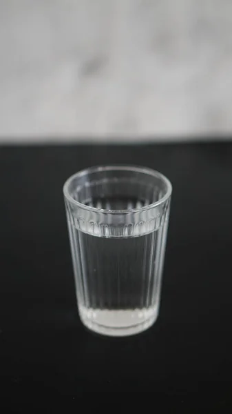 Ett Glas Vatten Svart Bakgrund — Stockfoto