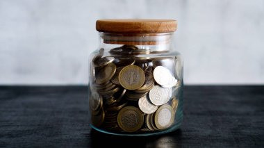 sikke para tasarrufu siyah bir arka plan - dolu kavanoz