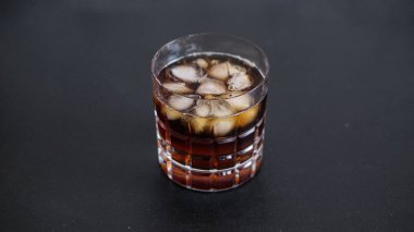 CE kahve siyah masada