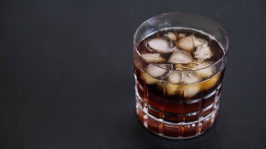 CE kahve siyah masada