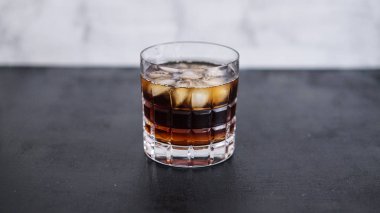 CE kahve siyah masada