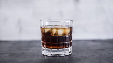 CE kahve siyah masada