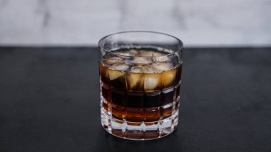 CE kahve siyah masada