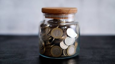 sikke para tasarrufu siyah bir arka plan - dolu kavanoz