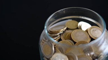 sikke para tasarrufu siyah bir arka plan - dolu kavanoz