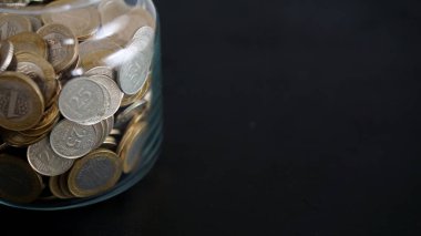 sikke para tasarrufu siyah bir arka plan - dolu kavanoz