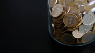 sikke para tasarrufu siyah bir arka plan - dolu kavanoz