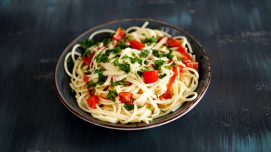 makarna siyah arkaplanda