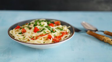 makarna siyah arkaplanda