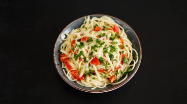 makarna siyah arkaplanda