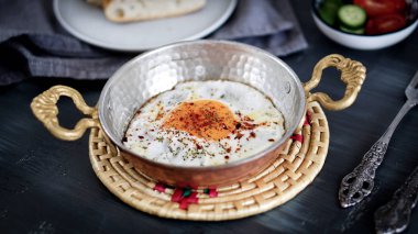 bakır tavada kızarmış yumurta